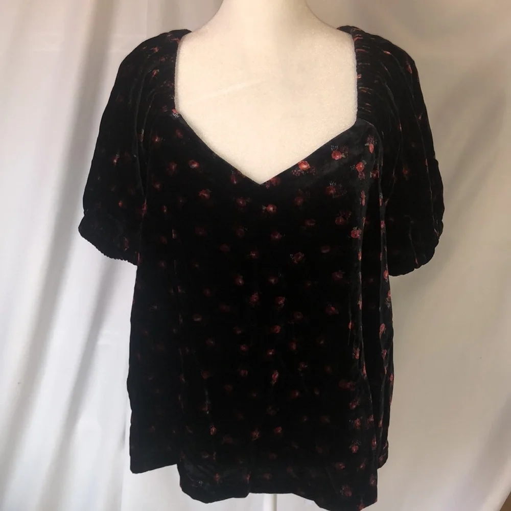 Loft  velvet dark floral  romantic  sweetheart puff sleeve collarless top size M